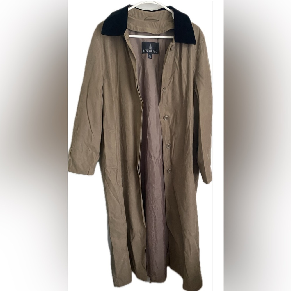 London Fog Women’s Size 8 Button Front Beige Long Coat with Black Collar Runs Lg